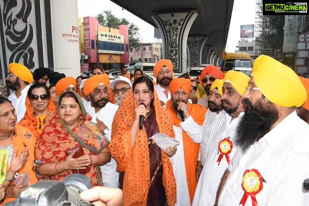 Navaneet Kaur Instagram - सिख धर्मीयांचे श्रद्धा स्थान गुरु नानक देवजी यांच्या जयंती प्रित्यर्थ अमरावती शहरात निघालेल्या रॅलीमध्ये सहभागी होऊन गुरु नानक देवजी यांचे घेतले आशीर्वाद .... तसेच सर्व सामान्य नागरिकांच्या जीवनामध्ये सुख समृद्धी येण्याकरिता केली प्रार्थना ....