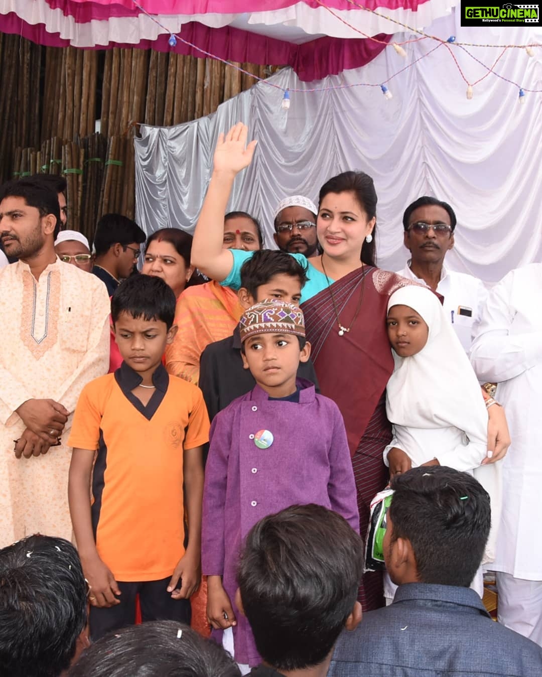 Navaneet Kaur Instagram - ईद- ए -मिलादुनबी च्या शुभ पर्वावर अमरावती येथील पठाण चौक , चांदणी चौक,इतवारा चौक तसेच बडनेरा येथील जुनीवस्ती आणि नवी वस्ती येथे जाऊन निघालेल्या जुलूस मध्ये सहभागी होऊन उपस्तित सर्व मुस्लिम बांधवाना आणि मुस्लिम भगिनींना दिल्या ईद ए मिलादुनबी च्या शुभेच्छा .....