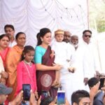 Navaneet Kaur Instagram - ईद- ए -मिलादुनबी च्या शुभ पर्वावर अमरावती येथील पठाण चौक , चांदणी चौक,इतवारा चौक तसेच बडनेरा येथील जुनीवस्ती आणि नवी वस्ती येथे जाऊन निघालेल्या जुलूस मध्ये सहभागी होऊन उपस्तित सर्व मुस्लिम बांधवाना आणि मुस्लिम भगिनींना दिल्या ईद ए मिलादुनबी च्या शुभेच्छा .....