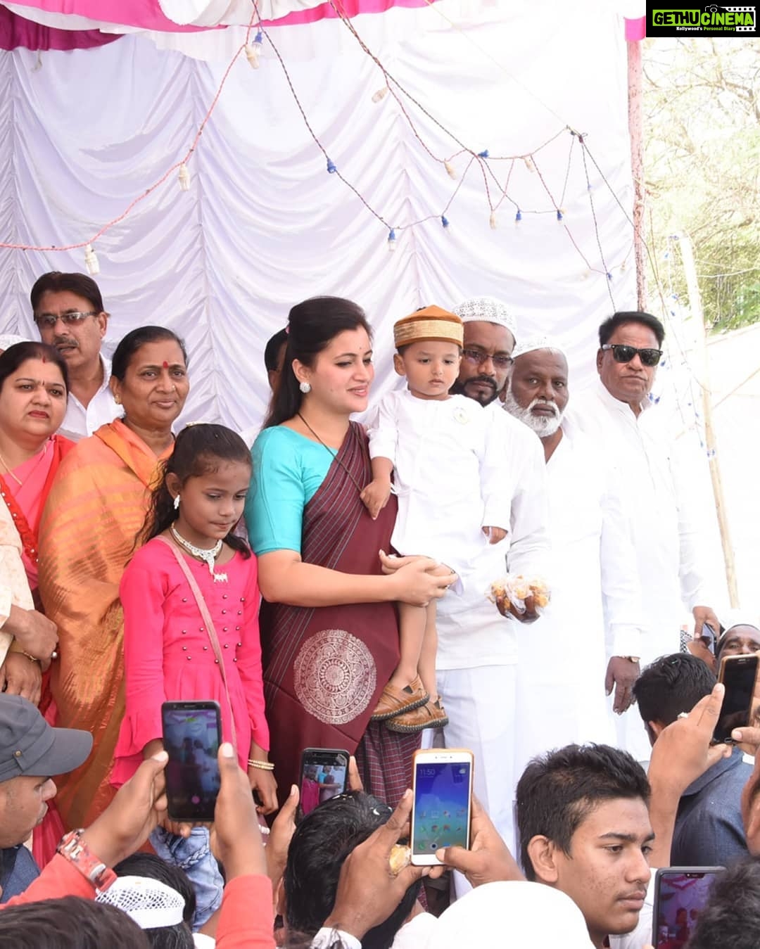 Navaneet Kaur Instagram - ईद- ए -मिलादुनबी च्या शुभ पर्वावर अमरावती येथील पठाण चौक , चांदणी चौक,इतवारा चौक तसेच बडनेरा येथील जुनीवस्ती आणि नवी वस्ती येथे जाऊन निघालेल्या जुलूस मध्ये सहभागी होऊन उपस्तित सर्व मुस्लिम बांधवाना आणि मुस्लिम भगिनींना दिल्या ईद ए मिलादुनबी च्या शुभेच्छा .....