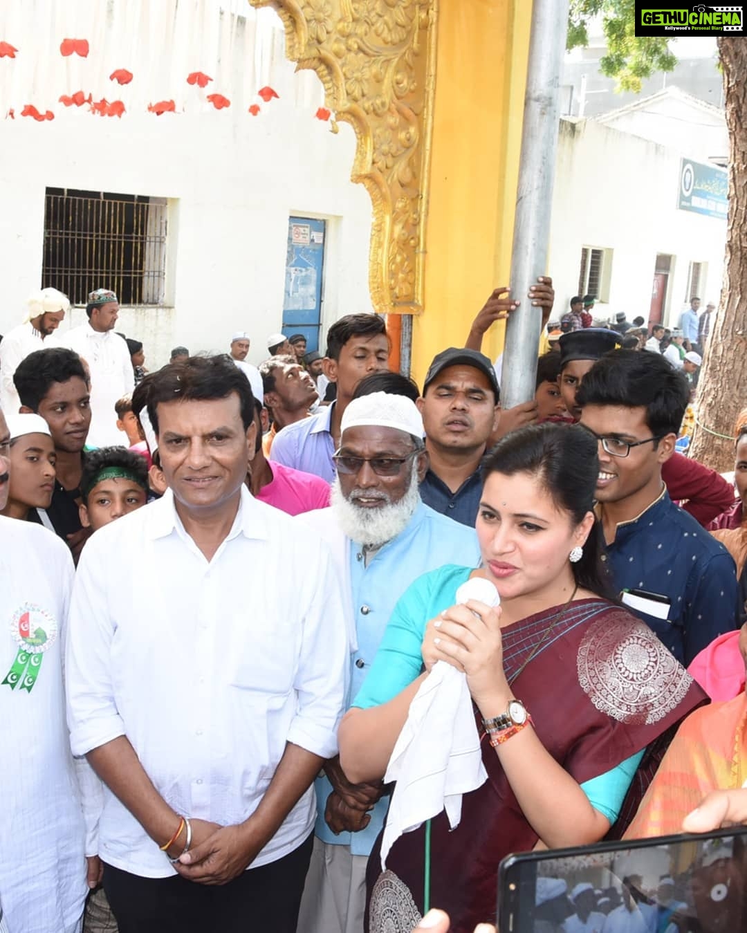 Navaneet Kaur Instagram - ईद- ए -मिलादुनबी च्या शुभ पर्वावर अमरावती येथील पठाण चौक , चांदणी चौक,इतवारा चौक तसेच बडनेरा येथील जुनीवस्ती आणि नवी वस्ती येथे जाऊन निघालेल्या जुलूस मध्ये सहभागी होऊन उपस्तित सर्व मुस्लिम बांधवाना आणि मुस्लिम भगिनींना दिल्या ईद ए मिलादुनबी च्या शुभेच्छा .....