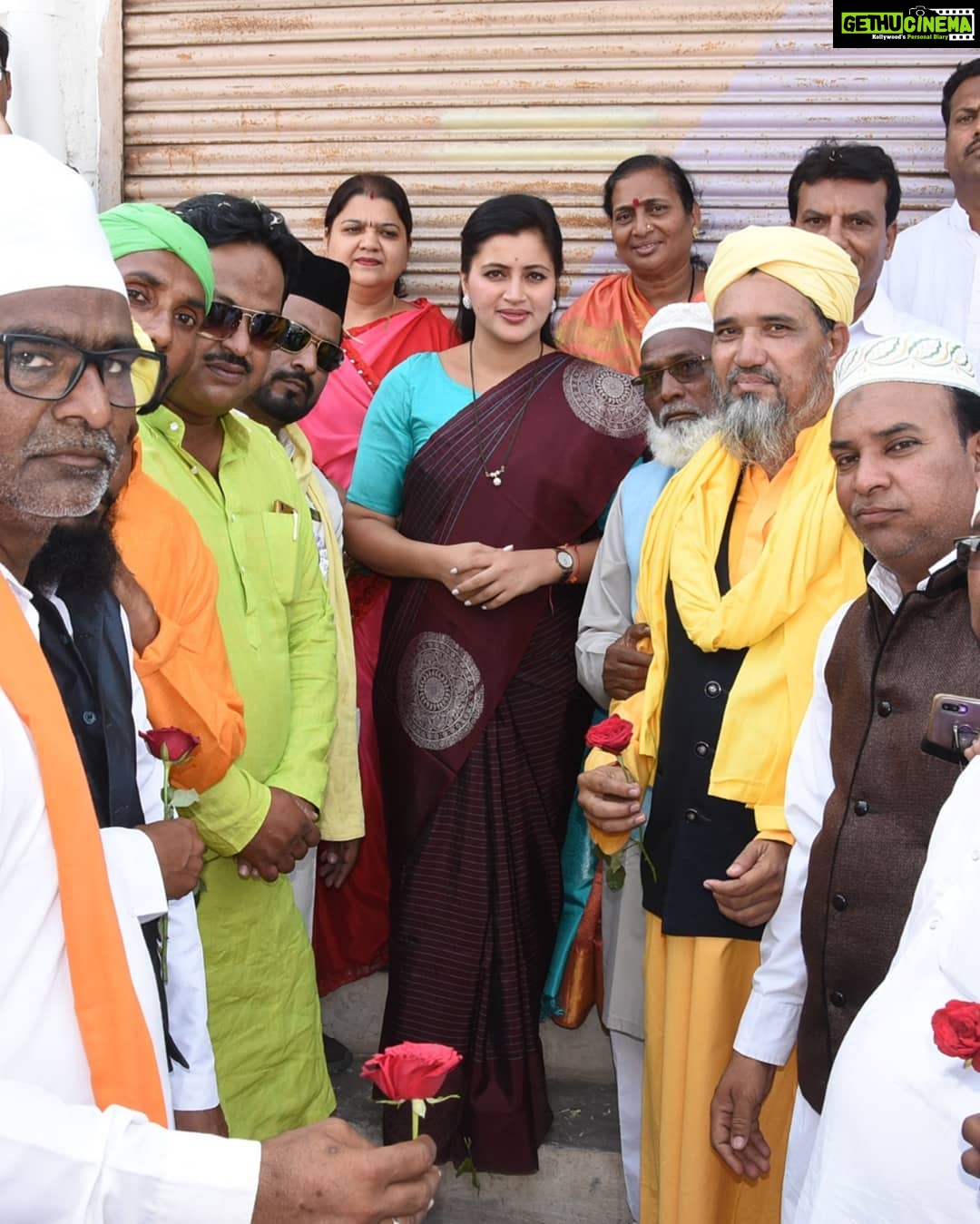 Navaneet Kaur Instagram - ईद- ए -मिलादुनबी च्या शुभ पर्वावर अमरावती येथील पठाण चौक , चांदणी चौक,इतवारा चौक तसेच बडनेरा येथील जुनीवस्ती आणि नवी वस्ती येथे जाऊन निघालेल्या जुलूस मध्ये सहभागी होऊन उपस्तित सर्व मुस्लिम बांधवाना आणि मुस्लिम भगिनींना दिल्या ईद ए मिलादुनबी च्या शुभेच्छा .....