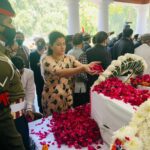 Navaneet Kaur Instagram - देशासाठी ज्यांनी अर्पिले आपुले प्राण, त्या सर्व शहिदांच्या बलिदानास साश्रु नयनांनी सलाम तामिळनाडू येथे हवाई दलाच्या हेलिकॉप्टर दुर्घटनेत शहीद झालेले भारताचे पहिले सिडीएस बिपीन रावत ,त्यांच्या विरपत्नी मधूलिका रावत,ब्रिगेडियर एल एस लिद्दर, लेफ्टनंट कर्नल हरजिंदर सिंग,नायक गुरूसेवक सिंग,नायक जितेंद्र के आर,लान्स नायक विवेक कुमार, लान्स नायक बी साई तेजा,हवालदार सतपाल आदींचे पार्थिव आज दिल्ली येथील आर्मी मुख्यालयात आणण्यात आले, या ठिकाणी जाऊन भारताचे पहिले सिडीएस विरशहिद बिपीन रावत यांच्या सह सर्व शहिदांच्या पार्थिवाचे अंतिम दर्शन घेऊन भावपुर्ण श्रद्धांजली वाहून साश्रु नयनांनी मानवंदना दिली ही दुर्घटना सर्व देशप्रेमी नागरिकांवर झालेला मोठा आघात असून,यामुळे भारत देशाचे प्रचंड नुकसान झालेले आहे,या घटनेमुळे आपल्याला मानसिक धक्का बसला असून आपण या सर्व कुटुंबियांच्या दुःखात सहभागी असून,आपल्या शोकसंवेदना या सर्व कुटुंबियासोबत आहे. आपण देशभक्तीची भावना ठेवून अत्यंत जड अंतकरणाने या सर्व विरशहिदांना समस्त महाराष्ट्र व अमरावती जिल्हावासीयांचे वतीने मानवंदना अर्पित कले