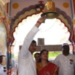 Navaneet Kaur Instagram - दसऱ्याच्या महापर्वावर शंकर नगर येथील गंगा सावित्री निवास स्थानापासून ते अंबा देवी एकविरा देवी मंदिरापर्यंत आपल्या हजारो युवा स्वाभिमान पार्टीच्या महिला पुरुष कार्यकर्त्यांसोबत अनवाणी पायाने चालून आई आंबा आणि आई एकविरा मातेचे घेतले मनो भावे दर्शन व केली महाआरती तसेच शेतकरी शेतमजूर, आणि सर्वसामान्यांच्या कल्याणासाठी आणि बडनेरा मतदार संघातील जनतेच्या जास्तीत जास्त विकास करण्यासाठी पुन्हा विजयी होण्यासाठी देवीला हजारो महिला भगिनींच्या सोबतीने महाआरती करून घातले साकडे .....