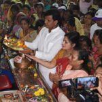 Navaneet Kaur Instagram - दसऱ्याच्या महापर्वावर शंकर नगर येथील गंगा सावित्री निवास स्थानापासून ते अंबा देवी एकविरा देवी मंदिरापर्यंत आपल्या हजारो युवा स्वाभिमान पार्टीच्या महिला पुरुष कार्यकर्त्यांसोबत अनवाणी पायाने चालून आई आंबा आणि आई एकविरा मातेचे घेतले मनो भावे दर्शन व केली महाआरती तसेच शेतकरी शेतमजूर, आणि सर्वसामान्यांच्या कल्याणासाठी आणि बडनेरा मतदार संघातील जनतेच्या जास्तीत जास्त विकास करण्यासाठी पुन्हा विजयी होण्यासाठी देवीला हजारो महिला भगिनींच्या सोबतीने महाआरती करून घातले साकडे .....