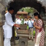 Navaneet Kaur Instagram - महात्मा जोतिबा फुले व आई सावित्रीबाई फुले यांच्या पुणे येथील फुलेवाड्यामधिल स्मारकाला आभीवादण करुन फुलेवाडा ते भिडेवाडा दरम्यान महा क्रांती मशाल मोर्चा मध्ये सामील होऊन युवा स्वाभिमान पार्टी चा पाठिंबा दिला तसेच भिडेवाडा येथे जनसमुदायास मार्गदर्शन करीत असताना आमदार रवि राणा यांनी विधान सभेत तसेच मी संसदेत महात्मा जोतिबा फुले व आई सावित्रीबाई फुले यांना भारतरत्न तसेच भिडेवाड्या राष्ट्रिय स्मारक घोषित करण्यासाठी आवाज उचलनार असल्याचे घोषित केले तसेच 2 दिवसाच्या आत मा. मुख्यमंत्री यांना भेटून वरील विषया बाबत मागणी करनार ..