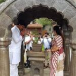 Navaneet Kaur Instagram - महात्मा जोतिबा फुले व आई सावित्रीबाई फुले यांच्या पुणे येथील फुलेवाड्यामधिल स्मारकाला आभीवादण करुन फुलेवाडा ते भिडेवाडा दरम्यान महा क्रांती मशाल मोर्चा मध्ये सामील होऊन युवा स्वाभिमान पार्टी चा पाठिंबा दिला तसेच भिडेवाडा येथे जनसमुदायास मार्गदर्शन करीत असताना आमदार रवि राणा यांनी विधान सभेत तसेच मी संसदेत महात्मा जोतिबा फुले व आई सावित्रीबाई फुले यांना भारतरत्न तसेच भिडेवाड्या राष्ट्रिय स्मारक घोषित करण्यासाठी आवाज उचलनार असल्याचे घोषित केले तसेच 2 दिवसाच्या आत मा. मुख्यमंत्री यांना भेटून वरील विषया बाबत मागणी करनार ..