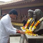 Navaneet Kaur Instagram - महात्मा जोतिबा फुले व आई सावित्रीबाई फुले यांच्या पुणे येथील फुलेवाड्यामधिल स्मारकाला आभीवादण करुन फुलेवाडा ते भिडेवाडा दरम्यान महा क्रांती मशाल मोर्चा मध्ये सामील होऊन युवा स्वाभिमान पार्टी चा पाठिंबा दिला तसेच भिडेवाडा येथे जनसमुदायास मार्गदर्शन करीत असताना आमदार रवि राणा यांनी विधान सभेत तसेच मी संसदेत महात्मा जोतिबा फुले व आई सावित्रीबाई फुले यांना भारतरत्न तसेच भिडेवाड्या राष्ट्रिय स्मारक घोषित करण्यासाठी आवाज उचलनार असल्याचे घोषित केले तसेच 2 दिवसाच्या आत मा. मुख्यमंत्री यांना भेटून वरील विषया बाबत मागणी करनार ..