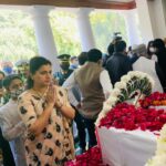 Navaneet Kaur Instagram - देशासाठी ज्यांनी अर्पिले आपुले प्राण, त्या सर्व शहिदांच्या बलिदानास साश्रु नयनांनी सलाम तामिळनाडू येथे हवाई दलाच्या हेलिकॉप्टर दुर्घटनेत शहीद झालेले भारताचे पहिले सिडीएस बिपीन रावत ,त्यांच्या विरपत्नी मधूलिका रावत,ब्रिगेडियर एल एस लिद्दर, लेफ्टनंट कर्नल हरजिंदर सिंग,नायक गुरूसेवक सिंग,नायक जितेंद्र के आर,लान्स नायक विवेक कुमार, लान्स नायक बी साई तेजा,हवालदार सतपाल आदींचे पार्थिव आज दिल्ली येथील आर्मी मुख्यालयात आणण्यात आले, या ठिकाणी जाऊन भारताचे पहिले सिडीएस विरशहिद बिपीन रावत यांच्या सह सर्व शहिदांच्या पार्थिवाचे अंतिम दर्शन घेऊन भावपुर्ण श्रद्धांजली वाहून साश्रु नयनांनी मानवंदना दिली ही दुर्घटना सर्व देशप्रेमी नागरिकांवर झालेला मोठा आघात असून,यामुळे भारत देशाचे प्रचंड नुकसान झालेले आहे,या घटनेमुळे आपल्याला मानसिक धक्का बसला असून आपण या सर्व कुटुंबियांच्या दुःखात सहभागी असून,आपल्या शोकसंवेदना या सर्व कुटुंबियासोबत आहे. आपण देशभक्तीची भावना ठेवून अत्यंत जड अंतकरणाने या सर्व विरशहिदांना समस्त महाराष्ट्र व अमरावती जिल्हावासीयांचे वतीने मानवंदना अर्पित कले