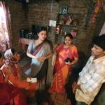 Navaneet Kaur Instagram - गणेश विसर्जनाचे दिवशी गौरखेडा येथील संतोष बारकाजी वानखडे,सागर शेंदुलकर, कृषिकेश वानखडे,सतीश सोळंके यांचे नदीत बुडून दुर्दैवी निधन झाले, आज आमदार रमेशजी बुंदीले यांचे समवेत मृतकांच्या कुटुंबियांना प्रत्येकी 4 लाख रुपयांचा धनादेश त्यांचे घरी जाऊन प्रदान करण्यात आले, यावेळी उपविभागीय अधिकारी, तहसीलदार दर्यापूर व इतर अधिकारी उपस्थित होते. युवा स्वाभिमान या कुटुंबियांच्या सदैव पाठीशी राहील अशी ग्वाही दिली.