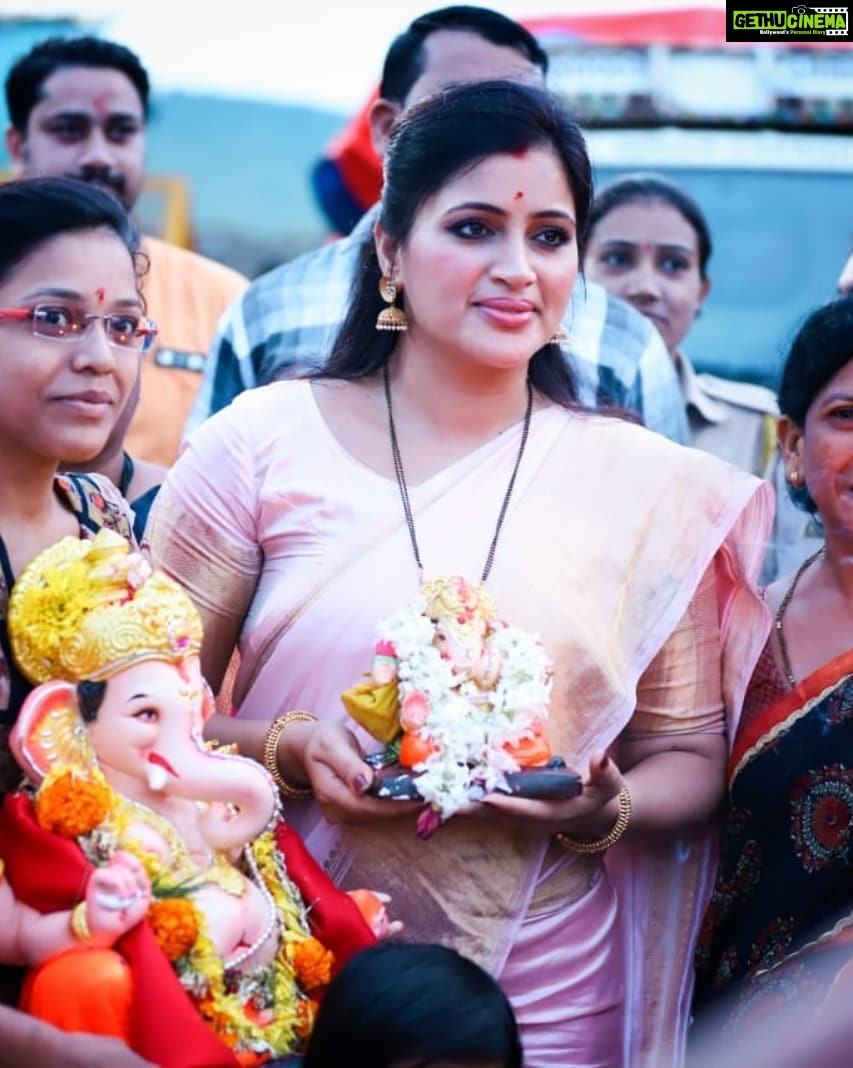 Navaneet Kaur Instagram - निरोप घेतो देवा आम्हा आज्ञा असावी, चुकले आमचे काही त्याची क्षमा असावी, आभाळ भरले होते तू येताना, आता डोळे भरून आलेत तुला निरोप देताना. Pc - @unofficial_abhishek12 @memorybasket_photography