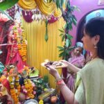 Navaneet Kaur Instagram - अमरावती शहर, बडनेरा तसेच ग्रामीण क्षेत्रात प्रत्येक घरी जाऊन घेतले महालक्ष्मी आणि गौरी मातेचे दर्शन ..... अमरावती जिल्ह्यातील सर्व शेतकरी शेतमजूर आणि सर्वसामान्य जनतेच्या घरी सुख समृद्धी नांदो तशेच सर्वांचे आरोग्य कुशल राहो तसेच येणारे प्रत्येक वर्ष हे सर्वांसाठी सुखाचे आणि समृद्धीचे राहो अशी आई महालक्ष्मी मातेच्या चरणी केली प्रार्थना ....