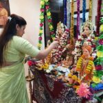 Navaneet Kaur Instagram - अमरावती शहर, बडनेरा तसेच ग्रामीण क्षेत्रात प्रत्येक घरी जाऊन घेतले महालक्ष्मी आणि गौरी मातेचे दर्शन ..... अमरावती जिल्ह्यातील सर्व शेतकरी शेतमजूर आणि सर्वसामान्य जनतेच्या घरी सुख समृद्धी नांदो तशेच सर्वांचे आरोग्य कुशल राहो तसेच येणारे प्रत्येक वर्ष हे सर्वांसाठी सुखाचे आणि समृद्धीचे राहो अशी आई महालक्ष्मी मातेच्या चरणी केली प्रार्थना ....