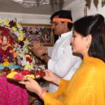 Navaneet Kaur Instagram - गणपती बाप्पाचे धूम धडाक्यात झाले आगमन.... गणपती बाप्पाची मनोभावे प्राणप्रतिष्ठा आणि पूजा व आरती करून केली गणपती बाप्पा ची स्थापना.. कोल्हापूर सांगली सातारा या ठिकाणी आलेल्या पुरासारखी स्थिती कुठेही येऊ नये, तसेच गणपती बाप्पाच्या शुभ आगमनाने शेतकरी, शेतमजूर आणि सर्व सामान्य नागरिकांच्या जीवनात सुखसमृद्धी येवो हि बाप्पाच्या चरणी प्रार्थना ....
