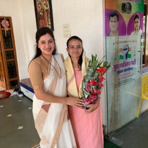 Navaneet Kaur Instagram - स्थानिक विलास नगर अमरावती येथील सामान्य कुटुंबातील विद्यार्थिनी कुमारी ममता वानखड़े हिने रिजर्व बैंक ऑफ इंडियातर्फे घेण्यात आलेल्या परीक्षेत 193 रैंक घेऊन सुयश प्राप्त केल्या बद्दल आज शॉल व श्रीफल देऊन सत्कार करण्यात आला व पुढील भावी वाटचाली करीता शुभेच्छा दिल्या.