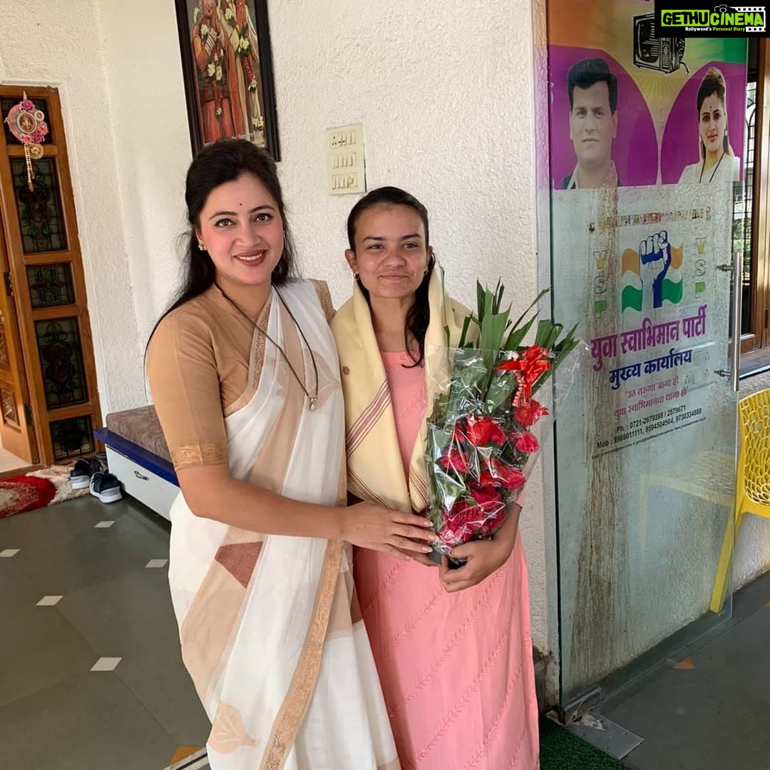 Navaneet Kaur Instagram - स्थानिक विलास नगर अमरावती येथील सामान्य कुटुंबातील विद्यार्थिनी कुमारी ममता वानखड़े हिने रिजर्व बैंक ऑफ इंडियातर्फे घेण्यात आलेल्या परीक्षेत 193 रैंक घेऊन सुयश प्राप्त केल्या बद्दल आज शॉल व श्रीफल देऊन सत्कार करण्यात आला व पुढील भावी वाटचाली करीता शुभेच्छा दिल्या.