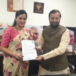 Navaneet Kaur Instagram - केंद्रीय पर्यावरण मंत्री प्रकाशजी जावडेकर यांची दिल्ली येथील पर्यावरण मंत्रालयात घेतली भेट भेटी दरम्यान चर्चा करून चिखलदरा येथील ब्रम्ह्सती डॅमला मान्यता देण्याची प्रकाशजी जावडेकर यांना केली आग्रही मागणी