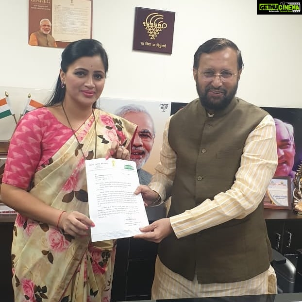 Navaneet Kaur Instagram - केंद्रीय पर्यावरण मंत्री प्रकाशजी जावडेकर यांची दिल्ली येथील पर्यावरण मंत्रालयात घेतली भेट भेटी दरम्यान चर्चा करून चिखलदरा येथील ब्रम्ह्सती डॅमला मान्यता देण्याची प्रकाशजी जावडेकर यांना केली आग्रही मागणी
