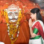 Navaneet Kaur Instagram - बहिरम इथे हजारो भाविक भक्तां सोबत बहिरम बुआ चे दर्शन घेऊन अमरावती जिल्ह्यातील सर्व शेतकरी शेतमजूर व इतर सर्व सामान्य नागरीकांच्या सुख समृद्धी व कल्याणासाठी केली प्रार्थना