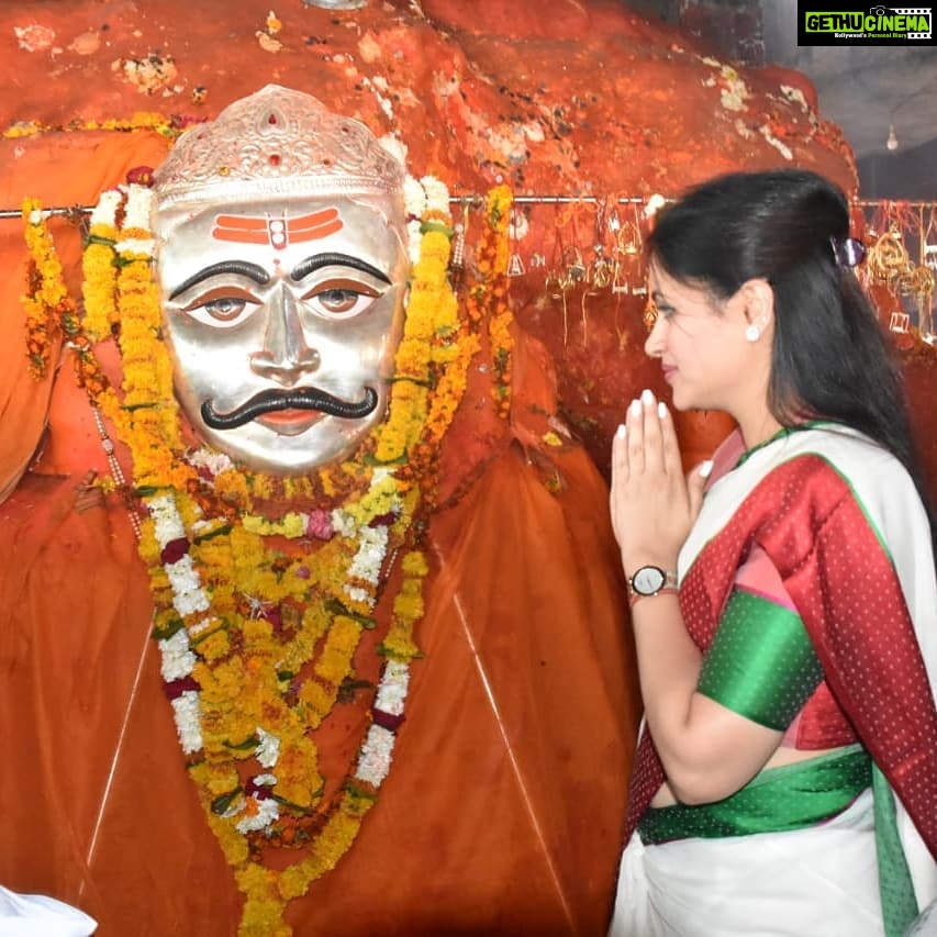 Navaneet Kaur Instagram - बहिरम इथे हजारो भाविक भक्तां सोबत बहिरम बुआ चे दर्शन घेऊन अमरावती जिल्ह्यातील सर्व शेतकरी शेतमजूर व इतर सर्व सामान्य नागरीकांच्या सुख समृद्धी व कल्याणासाठी केली प्रार्थना