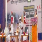 Navaneet Kaur Instagram - महाराष्ट्राचे राज्यपाल श्री भगतसिंह कोश्यारी साहेब अमरावती जिल्ह्यात दौऱ्या वर आले असतांना, नागपुर येथे दरवर्षी होत असलेल हिवाळी अधिवेशन या वर्षी सुदद्या नागपुर इथेच व्हावे जेणे करून शेतकऱ्यांचे व विकास कामा चे ज्वलंत आणि आवश्यक प्रश्न निकली लागले पाहिजे या विदर्भावर हा अन्याय होऊ नये करीता महाराष्ट्राचे कर्त्यवदक्ष राज्यपाल महोदयाना मागणी केली.