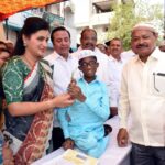 Navaneet Kaur Instagram - पवित्र रमजान ईद निमित्य अमरावती शहर तसेच बडनेरा येथे जाऊन सर्व मुस्लिम बांधवाना भेटून दिल्या शुभेच्या