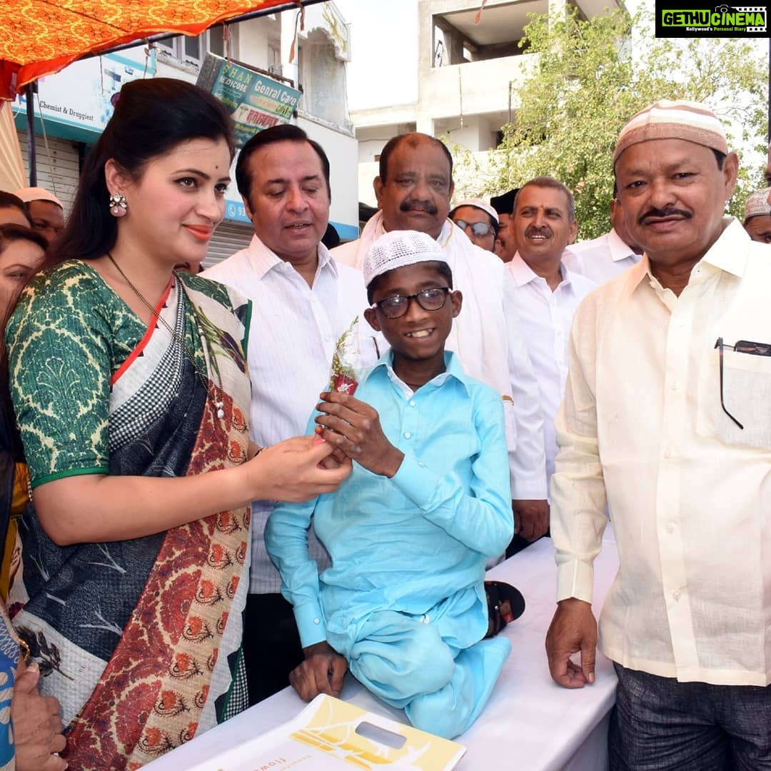 Navaneet Kaur Instagram - पवित्र रमजान ईद निमित्य अमरावती शहर तसेच बडनेरा येथे जाऊन सर्व मुस्लिम बांधवाना भेटून दिल्या शुभेच्या
