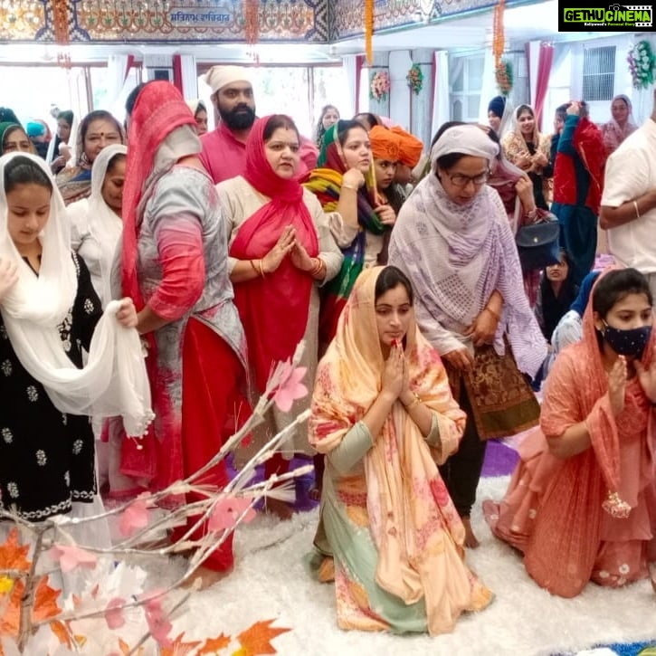 Navaneet Kaur Instagram - वाहे गुरू की खालसा- वाहे गुरू की फतेह,शिख धर्माचे संस्थापकीय परमपूज्य गुरू श्री गुरुनानक जी यांच्या जयंतीनिमित्त बुटी प्लॉट अमरावती येथील गुरुद्वारात जाऊन मनोभावे पूजन व आराधना केली,आणि या पावनपर्वानिम्मित शीख बंधू भगिणीसोबतच सर्व देशवासियांना शुभेच्छा दिल्या