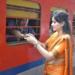 Navaneet Kaur Instagram - शेतकरी, शेतमजुरांना सुखी ठेव, सौ.नवनीत रवी राणा यांचे पंढरीरायाला साकडे पंढरपूर यात्रा स्पेशल गाडीला हिरवी झेंडी दाखवून घेतले वारकऱ्यांचे आशीर्वाद युवा स्वाभिमान पार्टीच्या वतीने पंढरपूर स्पेशल रेल्वे गाडीच्या वारकऱ्यांना अल्पोहाराचे वाटप #YSP