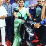 Navaneet Kaur Instagram - रेल्वे स्टेशन जे. पी. एस. होंडा शोरुम येथे गाडी चे लॉंचिंग करताना.. #YSP #YuvaSwabhimanParty #NavneetRaviRana #Amravati #Badnera