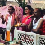 Navaneet Kaur Instagram - साई नगर येथे साई मन्दिर मधे राम नवमीच्या शुभ पार्ववर हज़ारो भाविक भक्तनच्या उपस्तितित राम जन्म मधे व महाआरती कारित सौ. नवनीत ताई राणा यांची उपस्तिति #YSP #YuvaSwabhimanParty #NavneetRaviRana #Amravati #Badnera