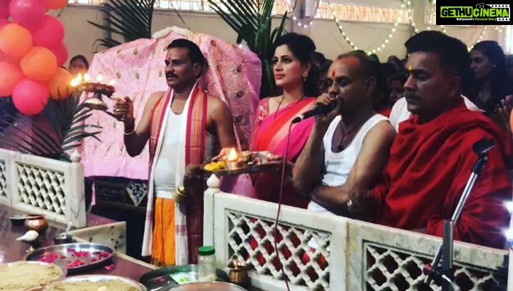 Navaneet Kaur Instagram - साई नगर येथे साई मन्दिर मधे राम नवमीच्या शुभ पार्ववर हज़ारो भाविक भक्तनच्या उपस्तितित राम जन्म मधे व महाआरती कारित सौ. नवनीत ताई राणा यांची उपस्तिति #YSP #YuvaSwabhimanParty #NavneetRaviRana #Amravati #Badnera