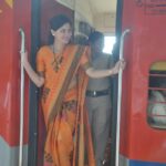 Navaneet Kaur Instagram - शेतकरी, शेतमजुरांना सुखी ठेव, सौ.नवनीत रवी राणा यांचे पंढरीरायाला साकडे पंढरपूर यात्रा स्पेशल गाडीला हिरवी झेंडी दाखवून घेतले वारकऱ्यांचे आशीर्वाद युवा स्वाभिमान पार्टीच्या वतीने पंढरपूर स्पेशल रेल्वे गाडीच्या वारकऱ्यांना अल्पोहाराचे वाटप #YSP