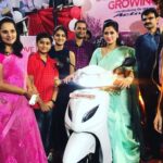 Navaneet Kaur Instagram - रेल्वे स्टेशन जे. पी. एस. होंडा शोरुम येथे गाडी चे लॉंचिंग करताना.. #YSP #YuvaSwabhimanParty #NavneetRaviRana #Amravati #Badnera