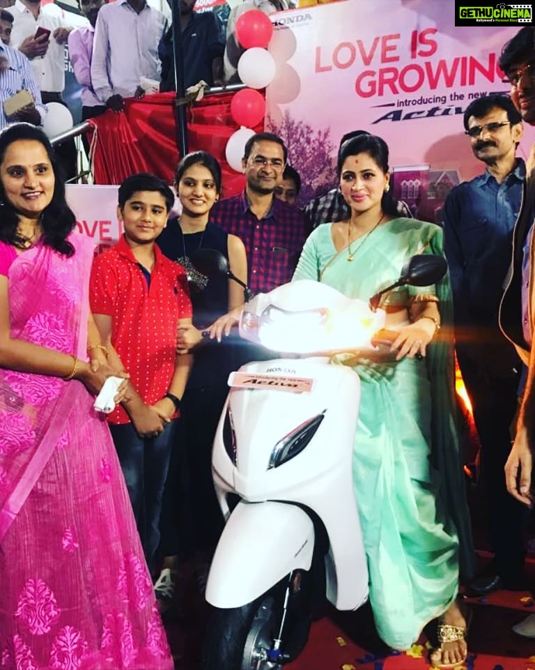Navaneet Kaur Instagram - रेल्वे स्टेशन जे. पी. एस. होंडा शोरुम येथे गाडी चे लॉंचिंग करताना.. #YSP #YuvaSwabhimanParty #NavneetRaviRana #Amravati #Badnera