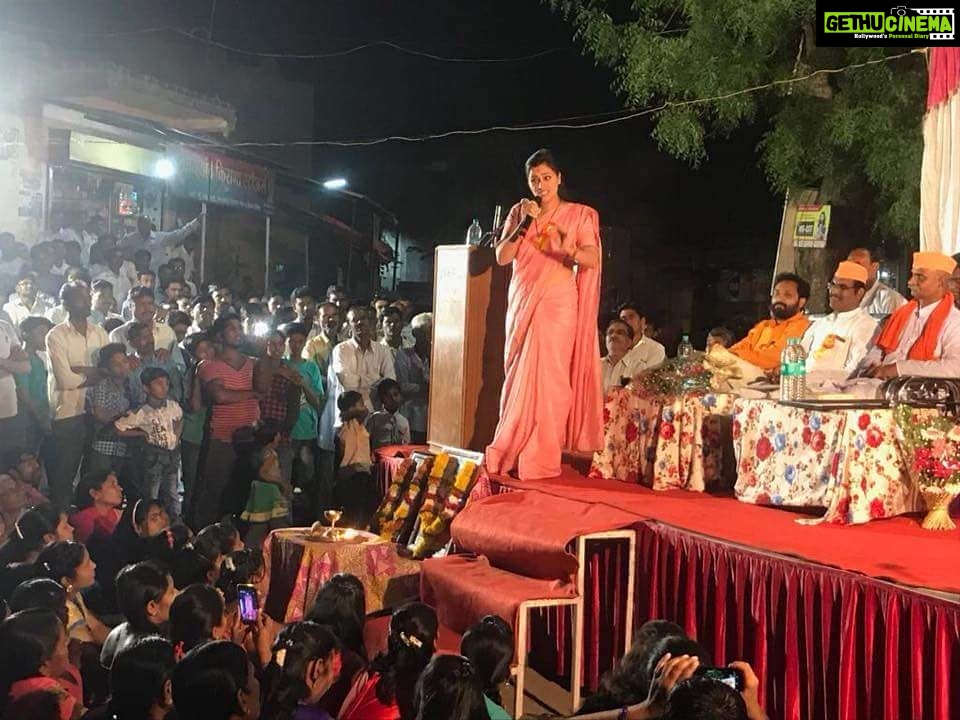 Navaneet Kaur Instagram - मोझरी येथे सावित्रीबाई फुले स्मृती दीना निमित्त समस्त गावकर्यांच्या उपस्थित सत्कार #YSP #YuvaSwabhimanParty #NavneetRaviRana #MLARaviRana #Amravati #Badnera