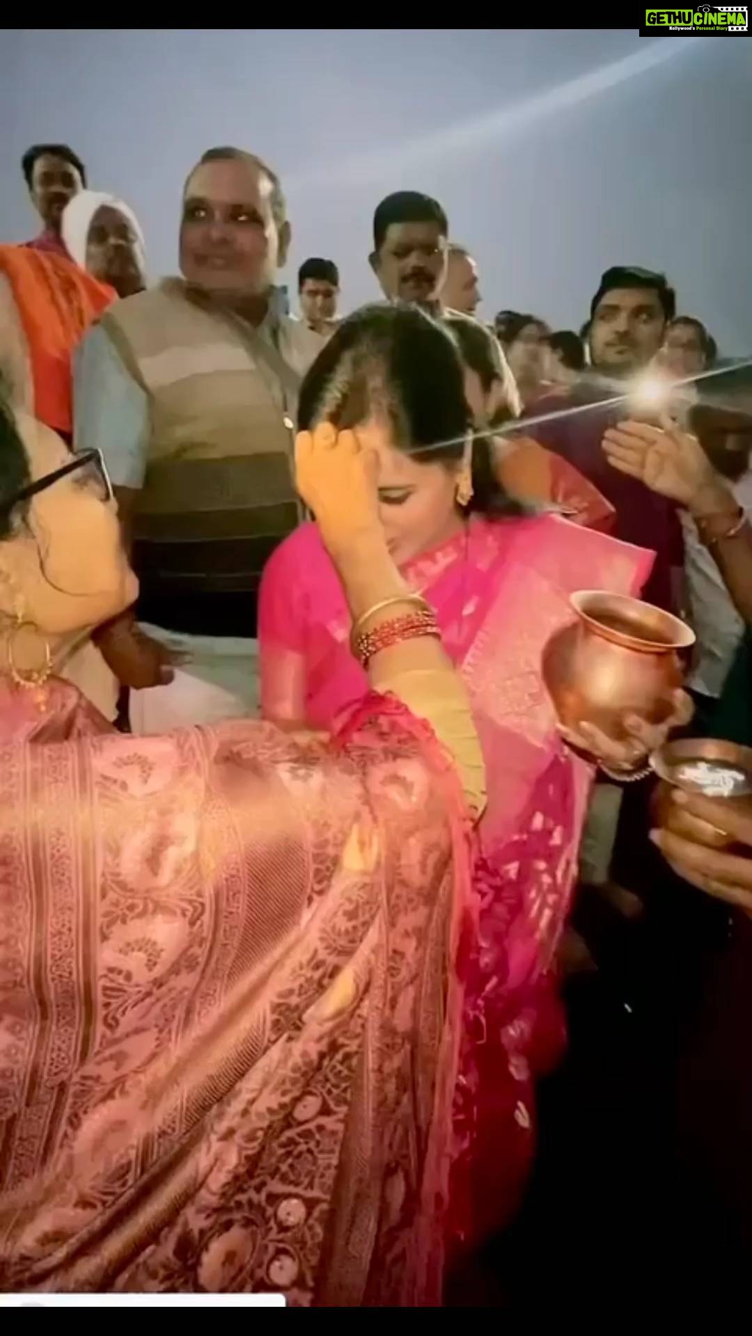 Navaneet Kaur Instagram - सुर्यदेवता इष्टदेवता पूजन पवित्र सण म्हणजे छटपूजा या दिवसानिम्मित आज छत्री तलाव येथे शेकडो भाविक भक्त बंधू भगिणीसोबत छटपूजन करून मनोभावे दिपपूजन व जलार्पण केले व सर्वांचे मंगल व्हावे सर्वांचे कल्याण व्हावे या मंगलमय प्रार्थनेसह या पवित्र दिनाच्या शुभेच्छा दिल्या. #chaatpuja