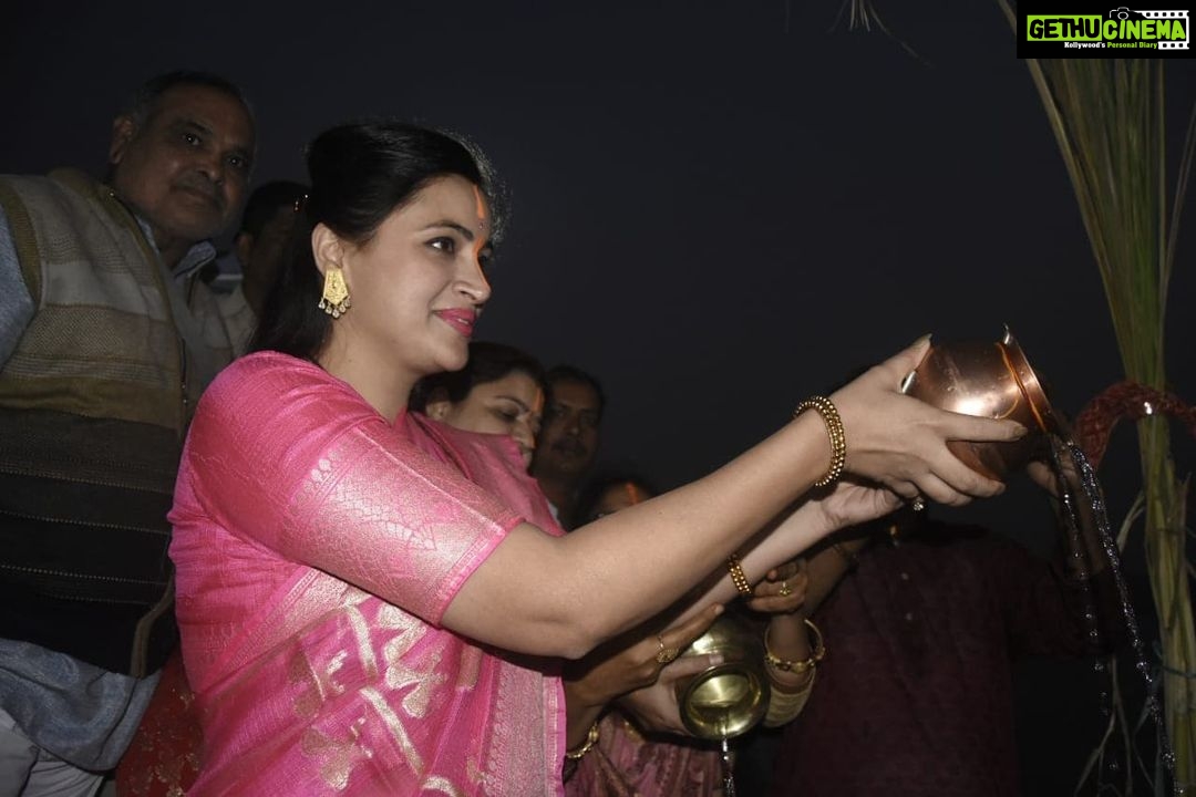 Navaneet Kaur Instagram - सुर्यदेवता इष्टदेवता पूजन पवित्र सण म्हणजे छटपूजा या दिवसानिम्मित आज छत्री तलाव येथे शेकडो भाविक भक्त बंधू भगिणीसोबत छटपूजन करून मनोभावे दिपपूजन व जलार्पण केले व सर्वांचे मंगल व्हावे सर्वांचे कल्याण व्हावे या मंगलमय प्रार्थनेसह या पवित्र दिनाच्या शुभेच्छा दिल्या. छटपूजा ही श्रद्धा अर्पित करण्याची व आपली संस्कृती जतन करण्याची एक धार्मिक पूजा असून या पूजेमुळे आपली सामूहिक शक्ती वृद्धिंगत होते व आत्मिक आणि आध्यत्मिक सुख प्राप्त होते.
