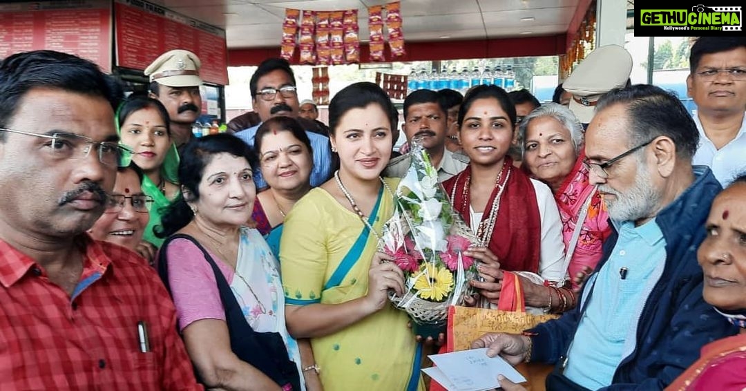 Navaneet Kaur Instagram - भागवत कथा ही मनुष्य जीवनाचा सार आहे,,भागवत ऐकल्याने केवळ कानच नव्हे तर अंतर्मन सुद्धा शुद्ध होते सुप्रसिद्ध कथावचिका व प्रवचनकार सुश्री रामप्रियाजी यांच्या प्रवचनासाठी हरिद्वार येथे शेकडो भक्तांना घेऊन जाणाऱ्या गोंडवाना एक्सप्रेस ला हिरवी झेंडी दाखवून केले रवाना कोरोना काळात निर्बंध आल्यामुळे धार्मिक ,सामाजिक व सांस्कृतिक गतीविधी वर खूप निर्बंध आले होते,जणू माणूस हा मानसापासून दूर चालला होता परंतु आता कोरोना परिस्थिती आटोक्यात आली असून पवित्र कार्तिक मास प्रारंभ झाला आहे व धार्मिक अधिष्ठानांना पुन्हा नव्या जोमाने व श्रद्धेने प्रारंभ झाला आहे. याच शृंखलेतुन विदर्भातील सुप्रसिद्ध कथावाचिका व प्रवचनकार सुश्री रामप्रियाजी यांनी हरिद्वार येथे भागवत कथेचे आयोजन केले आहे. या पुण्यसंचयी धार्मिक कार्यात सहभागी होण्यासाठी आज शेकडो भक्त गोंडवाना एक्सप्रेस ने हरिद्वार साठी रवाना झाले, यावेळी डॉ कमलकिशोर नावदंर,गोपाल गुप्ता,युवा स्वाभिमान जिल्हाध्यक्ष जितू दुधाने,झेड आर यु सी सी सदस्य अजय जयस्वाल,डी आर यु सी सी सदस्य नितीन बोरेकर,विलास वाडेकर,अयुब भाई,प्रवीण सावळे, नाना आमले,सिद्दार्थ बनसोड,सुधाताई तिवारी,वर्षा ताई पकडे,स्टेशन प्रबंधक श्री सिन्हा,रेल्वे पोलीस चे वरिष्ठ अधिकारी श्री मीना,मंगेश चव्हाण,रउफ भाई,मंगेश कोकाटे,अनिल शेळके,सचिन सोनोने, योगेश जयस्वाल आदि उपस्थित होते.