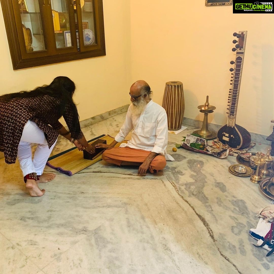 Navya Nair Instagram - Gurubhyo namah ... vijayadasami .. ende mashu ..