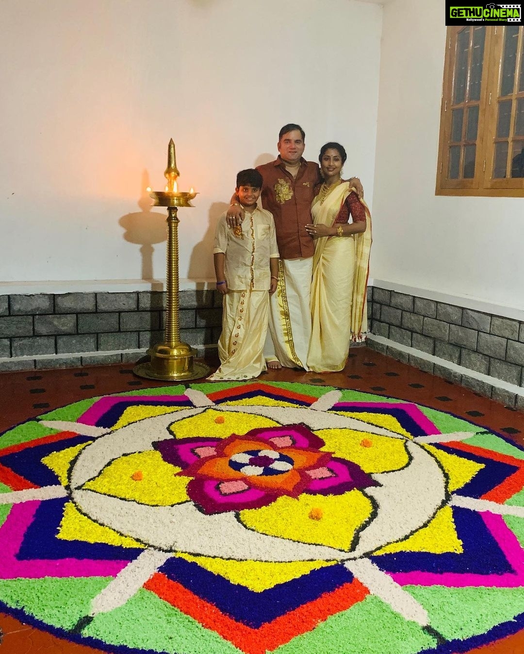 Navya Nair Instagram - Happy onam to all of u loved ones ... #onam #changanasserydays.. pookkalam at home