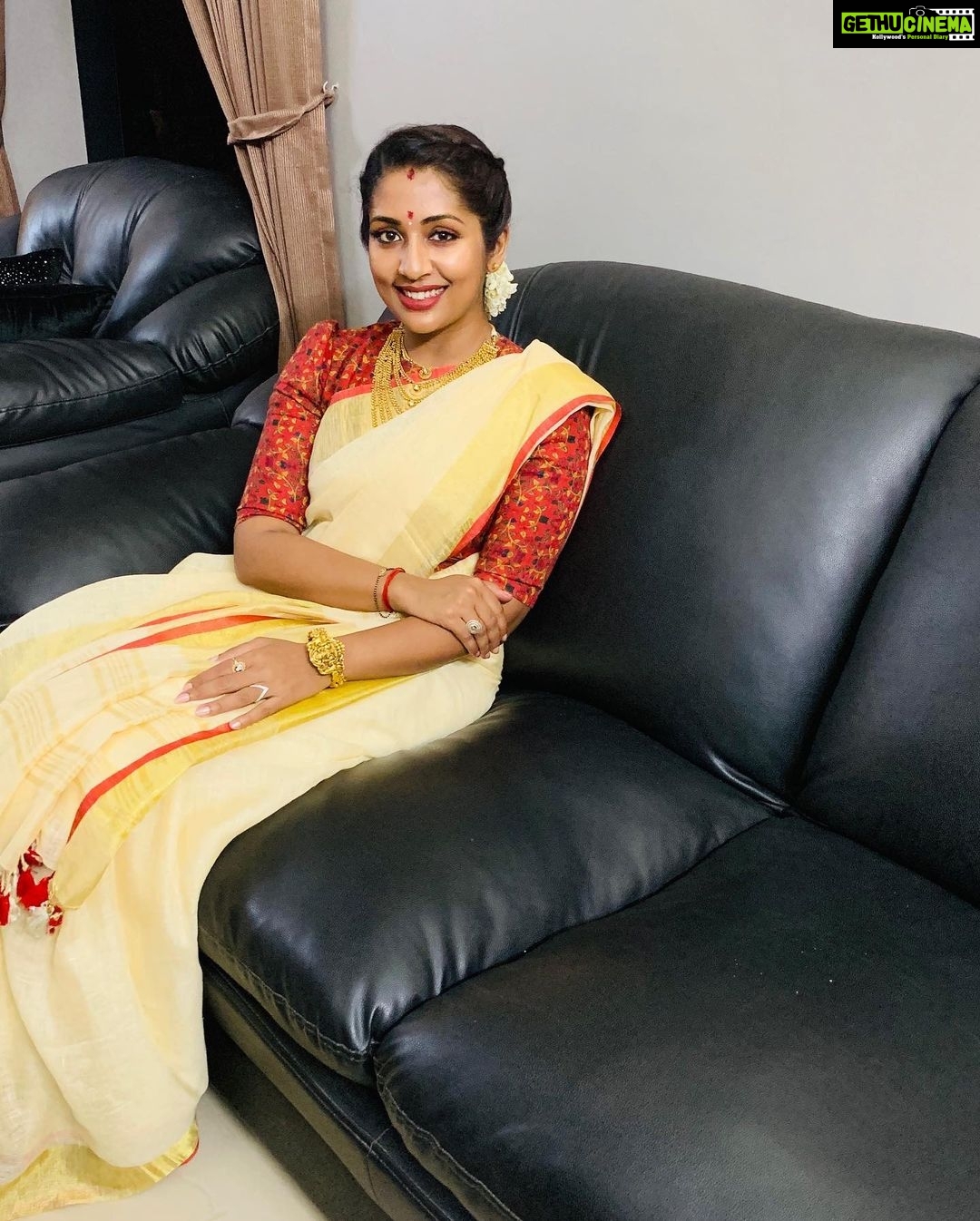 Navya Nair Instagram - Happy onam to all of u loved ones ... #onam #changanasserydays.. pookkalam at home