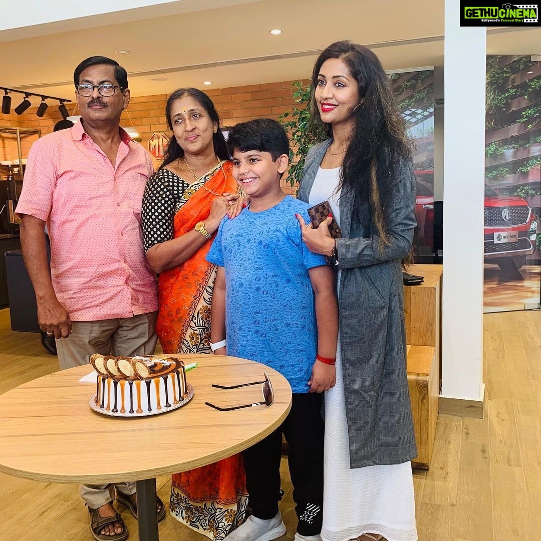 Navya Nair Instagram - MG HECTOR ...my brothers gift to achan and amma ... lovely car ...