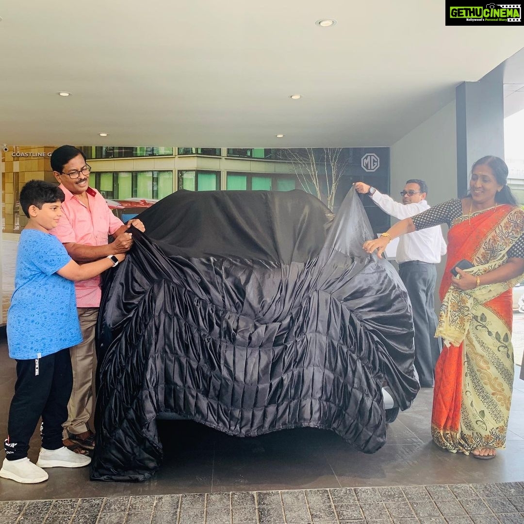 Navya Nair Instagram - MG HECTOR ...my brothers gift to achan and amma ... lovely car ...