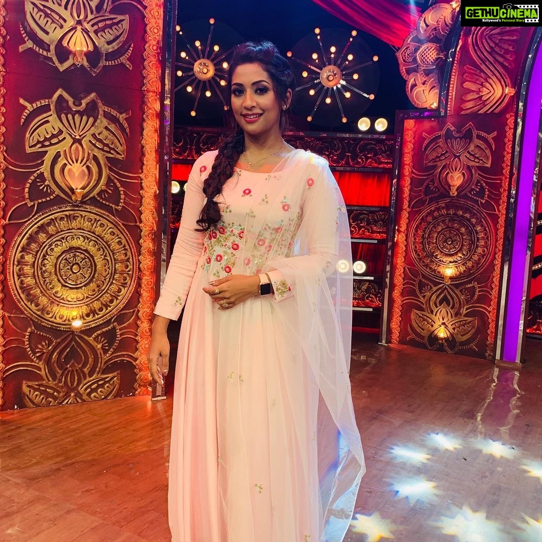Navya Nair Instagram - Eid mubarak to all ... Shoot mode on 🤗🤗🤗.. make up @sijanmakeupartist styling @sabarinathnath costume courtesy @thunnal
