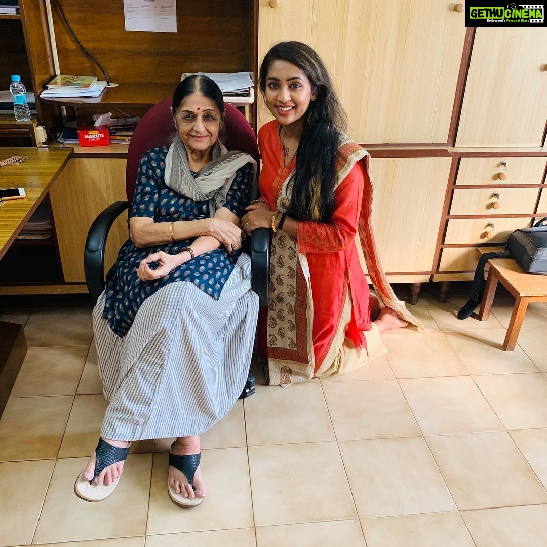 Navya Nair Instagram - Kanak rele madame .. #nalandauniversity the only one ladies vision ... #respect , thanx to vasanth kiran sir .. @drvasanthkiran Juhu, Maharashtra, India