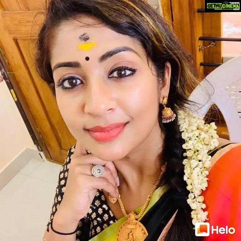 Navya Nair Instagram - Journey with Helo App getting intrested day by day! 😊😊 Follow me for more updates at: http://m.helo-app.com/s/SpRevfp