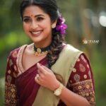 Navya Nair Instagram - If you@love someone , you are always joined with them in joy , in absence , in solitude , in strife … Rumi ❤️ Pic courtesy @3leaf_fashion_photography Make up @brandy_makeup_artist Styling @sabarinathk_ Costumes @thanzscouture