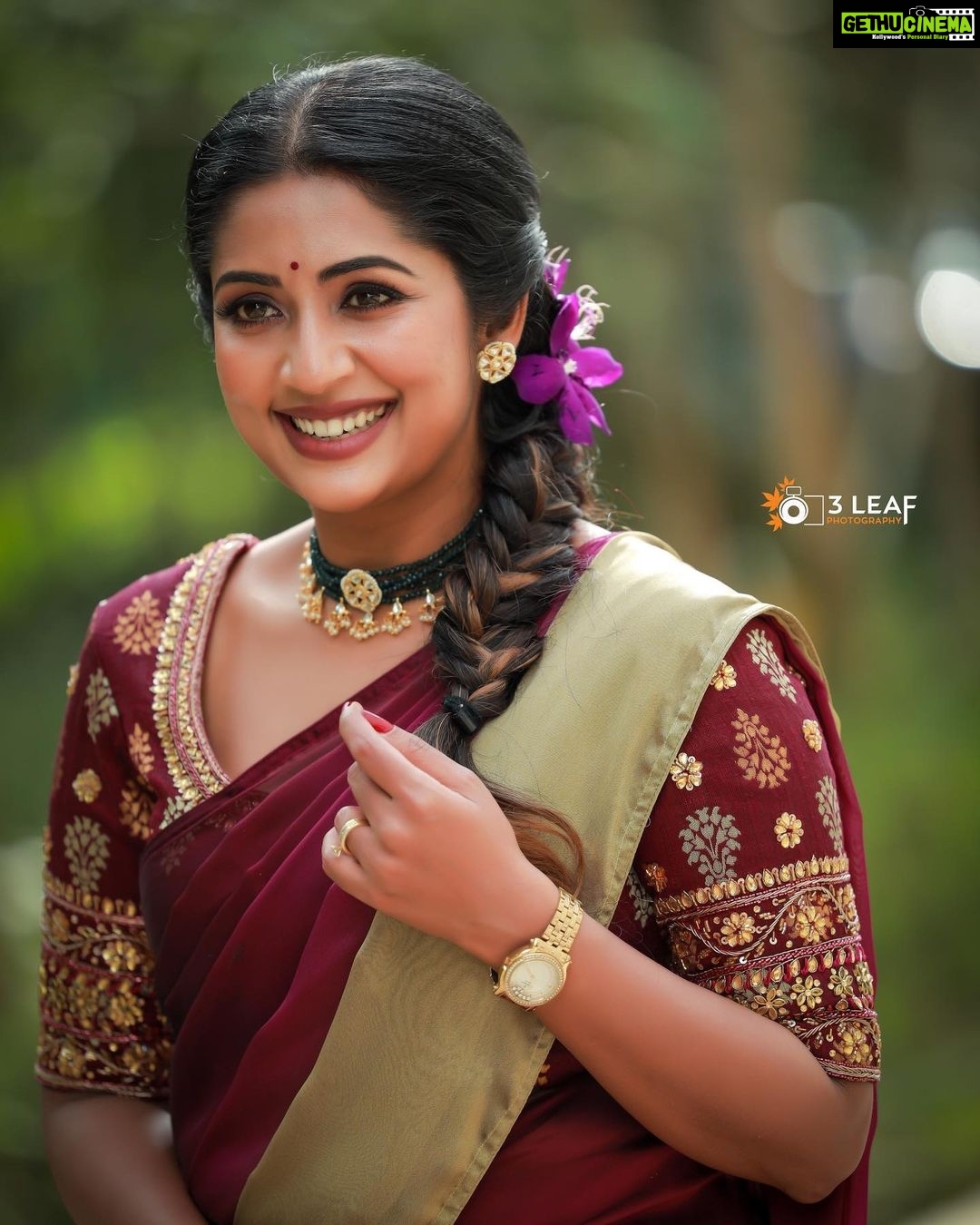 Navya Nair Instagram - If you@love someone , you are always joined with them in joy , in absence , in solitude , in strife … Rumi ❤️ Pic courtesy @3leaf_fashion_photography Make up @brandy_makeup_artist Styling @sabarinathk_ Costumes @thanzscouture