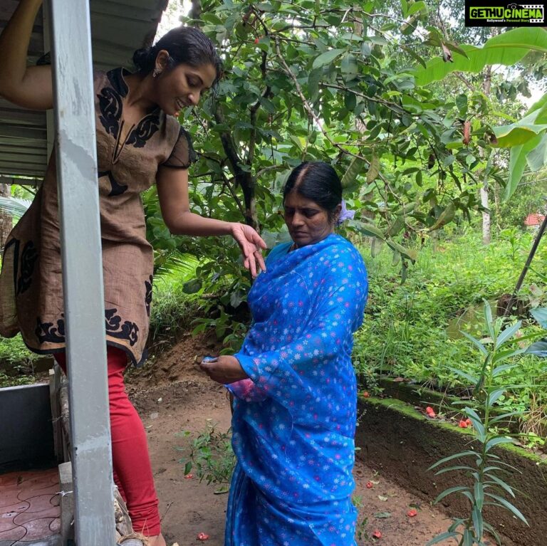 Navya Nair Instagram - Blissful .... amma and me... clicks by sai